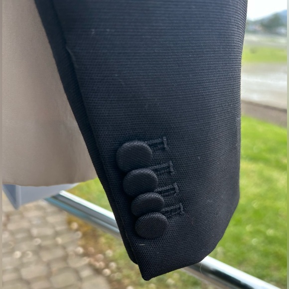 81.PHILLIP LIM Beige Tuxedo Jacket with Contrast Black Collar & Sleeves
Size:8 - Picture 9 of 17